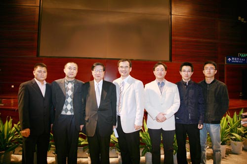协会成员跟中国企业联合会副会长、深圳市电子商务协会会长夏德明合照